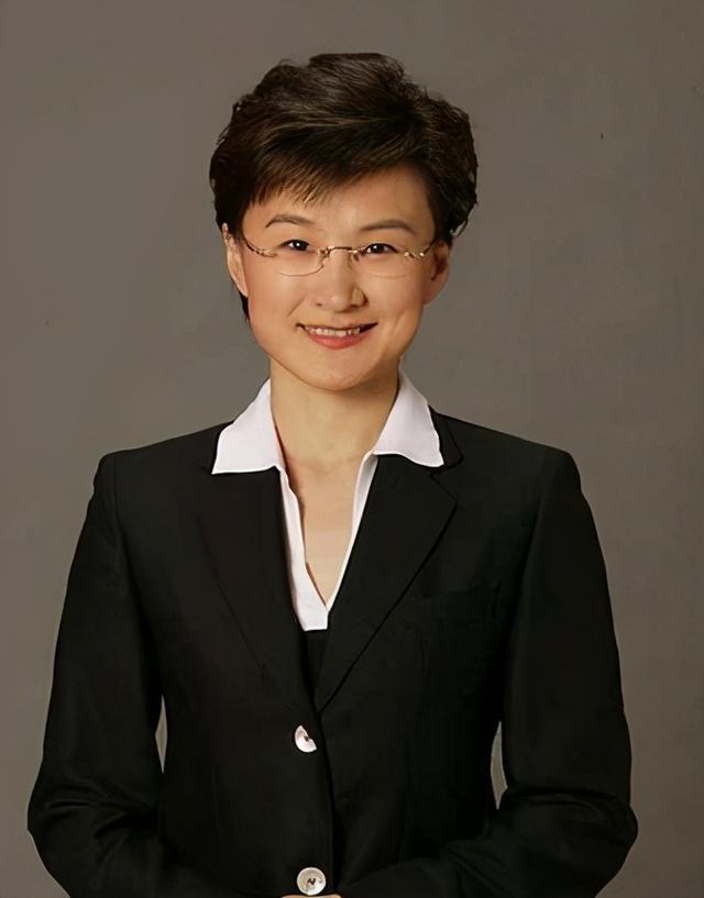 央视名嘴董倩,嫁大5岁"央视主持"王世林,结婚多年恩爱如初