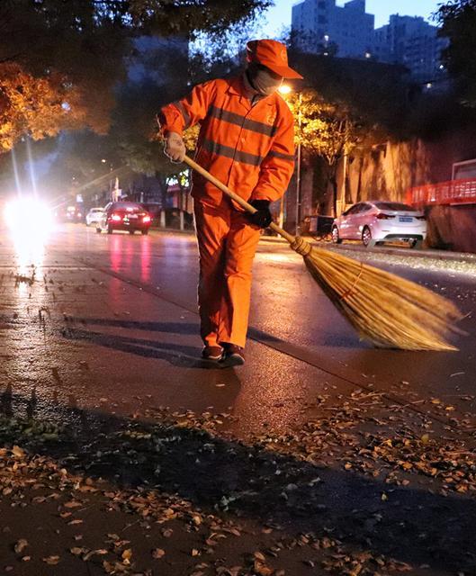 路边的清洁工阿姨竟然是一家公司的老板!