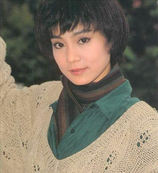 琼女郎刘雪华满头白发却美到不行情史坎坷惹人疼61岁仍单身