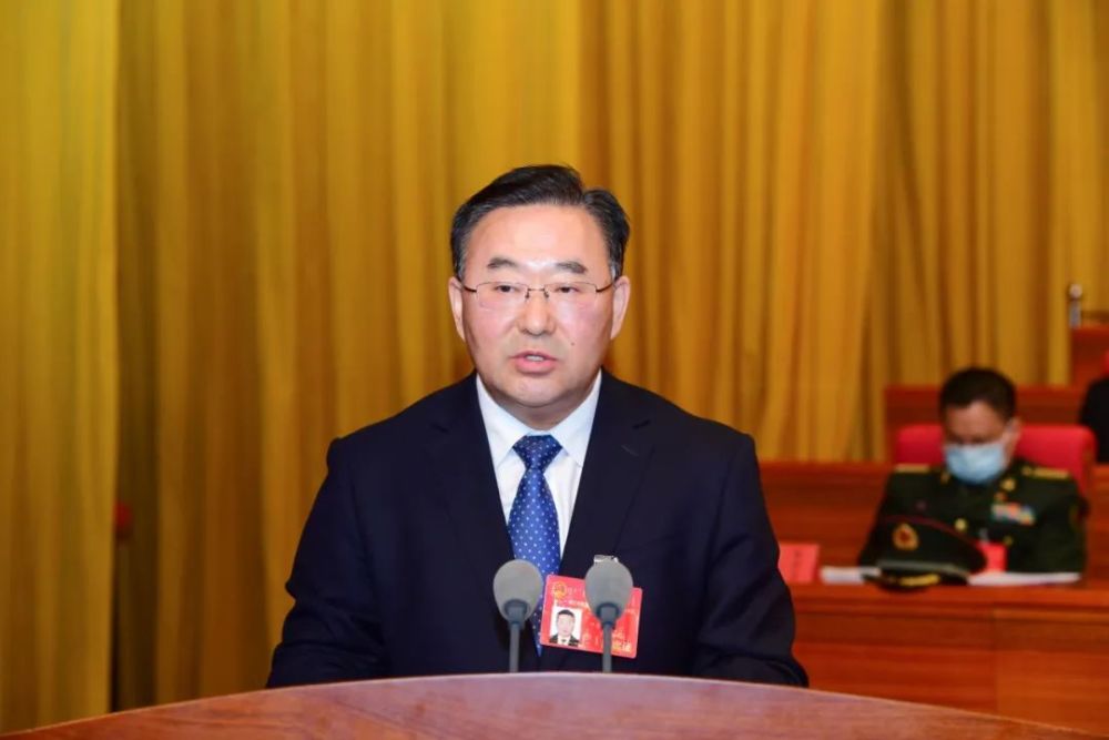 按照会议议程,新当选的市人大常委会主任纪强,新当选