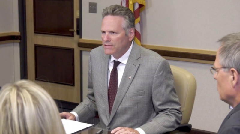 迈克·邓利维|美国 阿拉斯加州州长确诊新冠肺炎