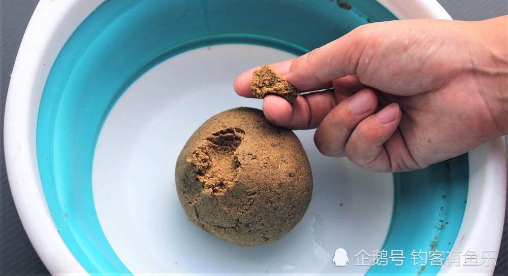 商品饵料开制怎样的状态为最好发酵饵料这样制作钓鱼更易爆护