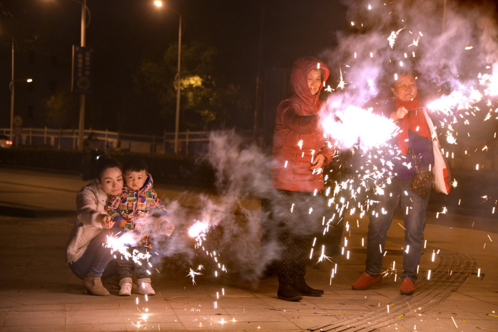 元宵前夕放烟花随笔【严建设】