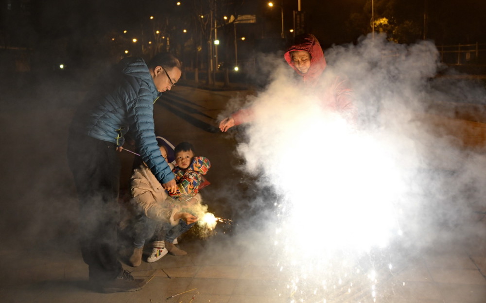 元宵前夕放烟花随笔【严建设】