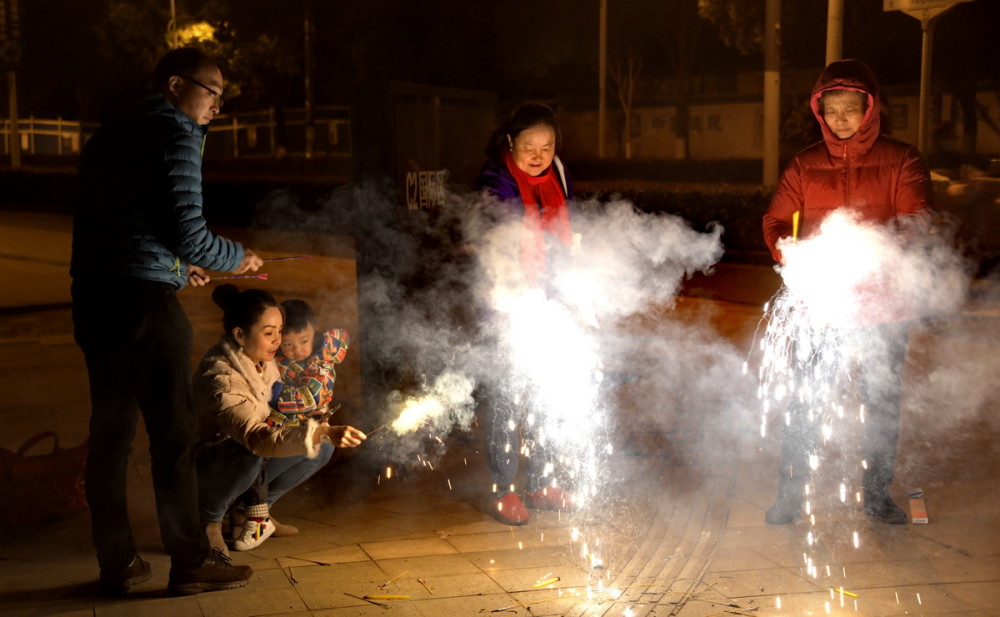元宵前夕放烟花随笔【严建设】