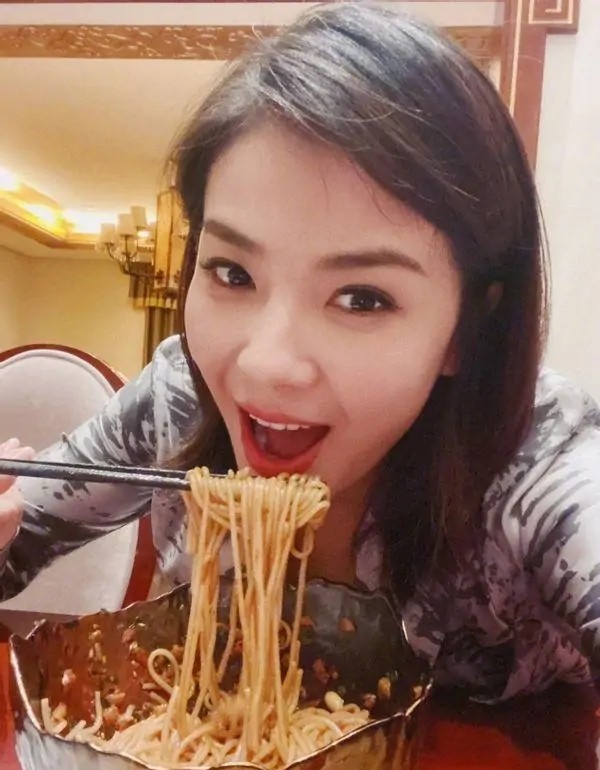 刘涛豪宅大公开,贤惠典雅的"国民媳妇",家里春联也是自己书写