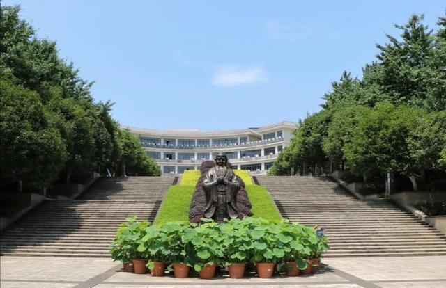 重庆第二师范学院是2012年由原重庆教育学院更名而来的,学校始建于