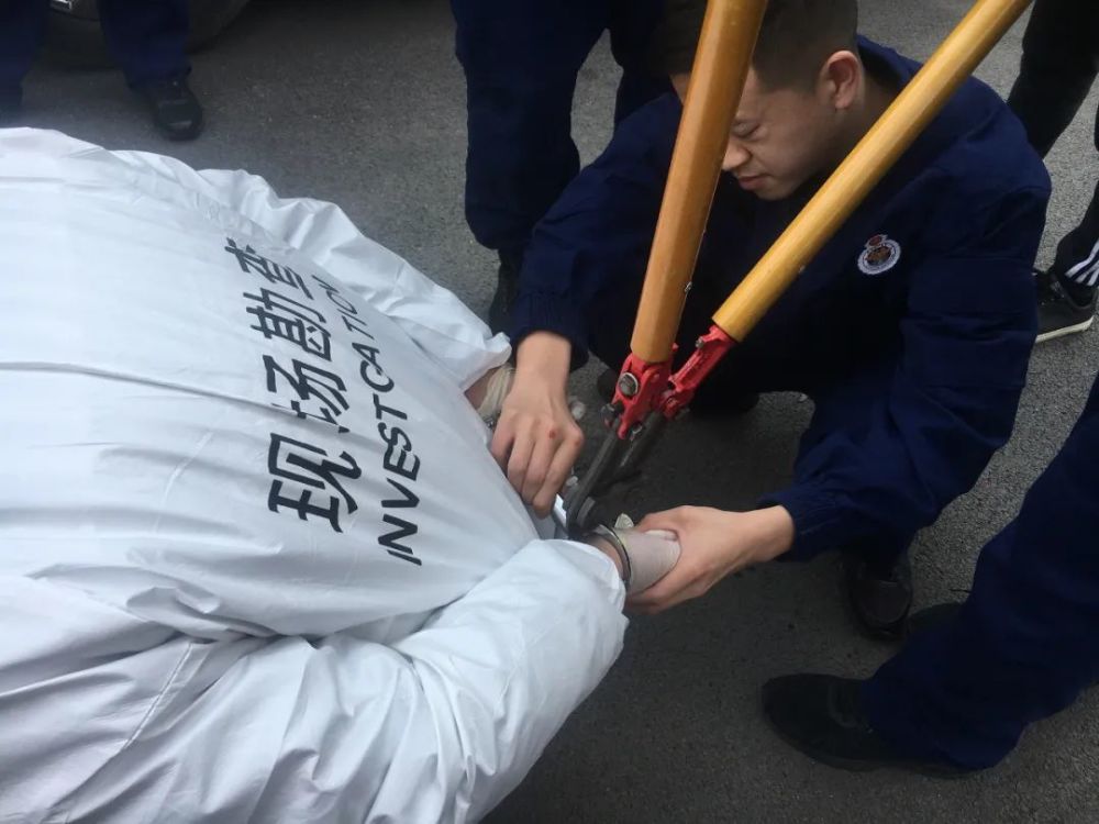 喂119嘛我是110这有副手铐打不开了