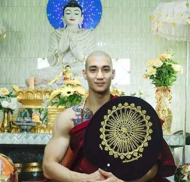 缅甸和尚,拥有八块腹肌和强健体魄,被誉为"亚洲海王"
