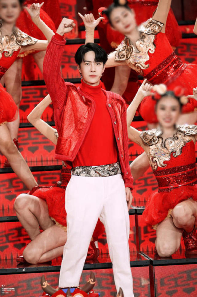 今年央视元宵晚会的阵容也是十分亮眼,除了王一博之外,还有李文启