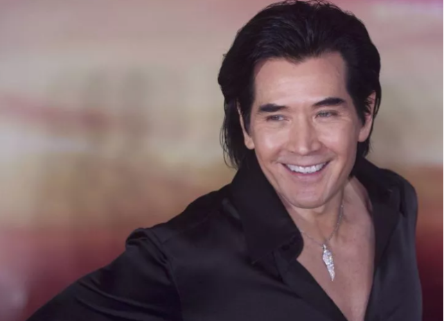 1960年,费翔出生在台湾,母亲毕丽娜是当地电台的播报员,父亲费伟德是