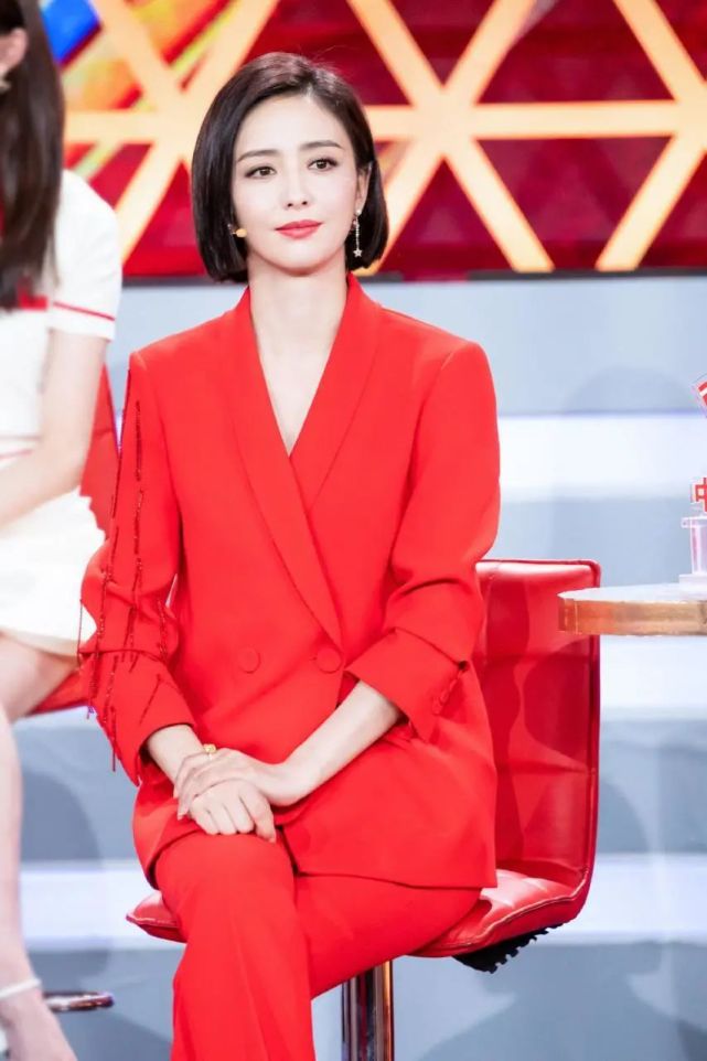 佟丽娅春晚造型太美了吧红西装穿上身又美又潇洒高颜值抢镜