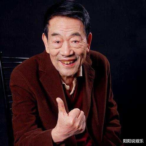 杨少华90岁现状曝光,吃包子连连咬空,身旁儿子却毫不关心