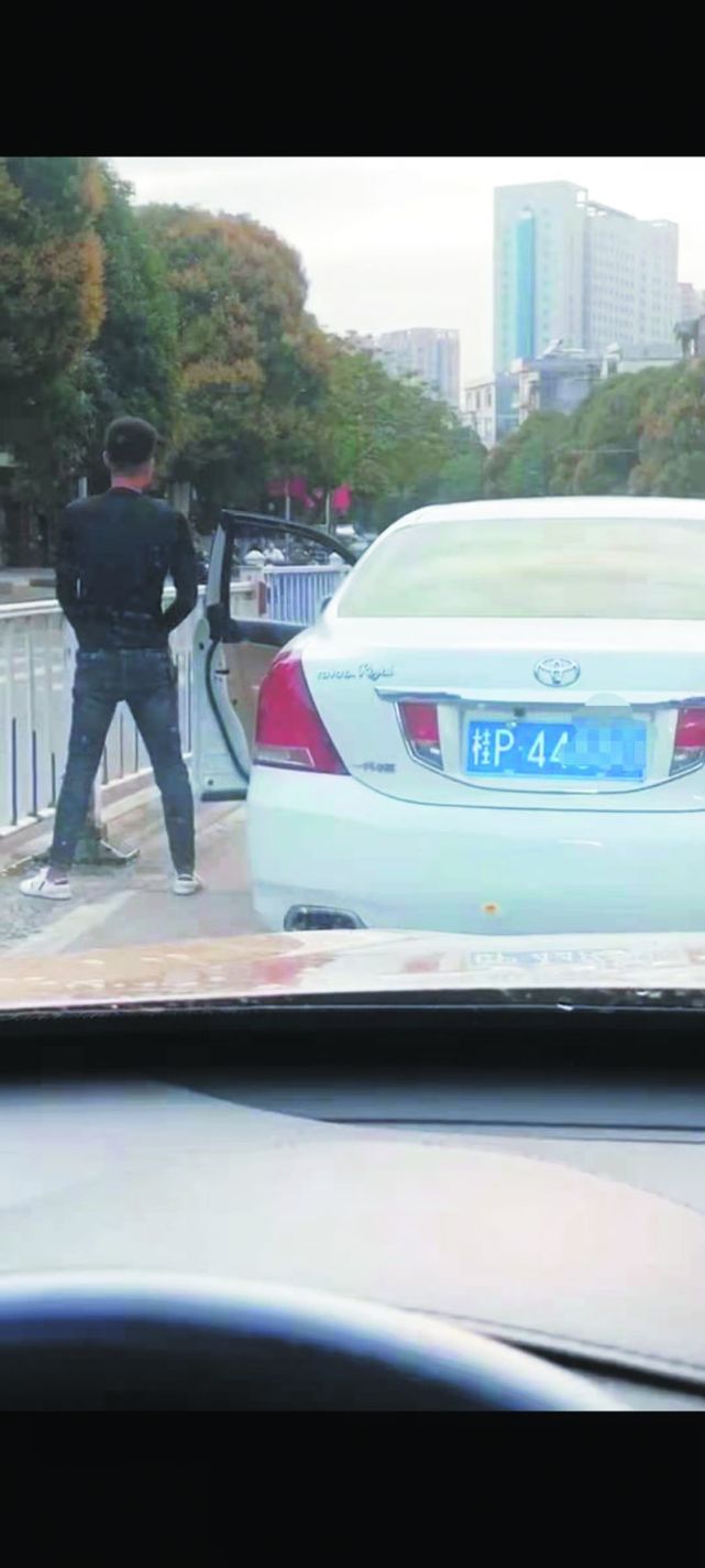 堵车尿急,男子当街方便被女司机拍下.民警罚他拍视频道歉