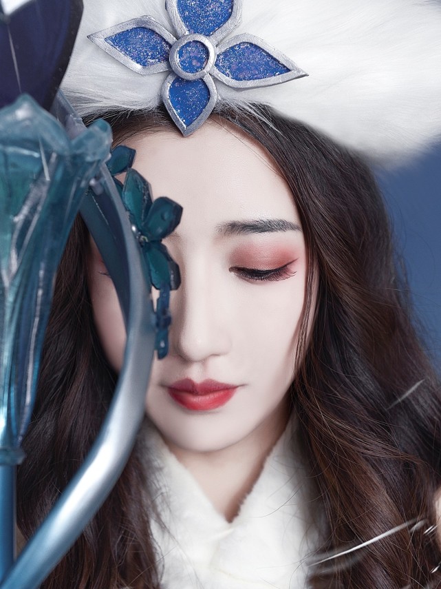 的脸庞,她以白色貂绒羽衣与冰杖加持,用冰封之心对对手造成法术伤害