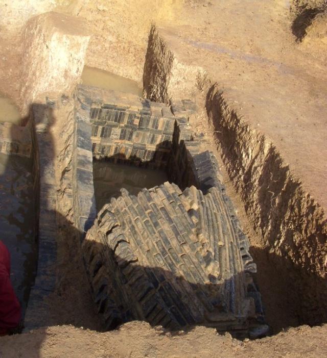 完好无缺地进行开发,更别说古代的那些条件和技术都落实的盗墓者了