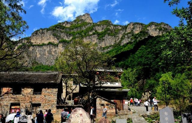 第一個引起爭議的旅遊景點就是郭亮村,雖然給人們帶來了衝擊,但也成為