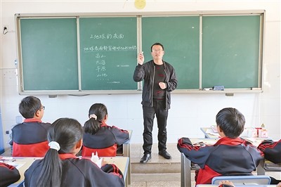 扎根乡村育桃李记罗平县阿岗镇红梁小学教师张立