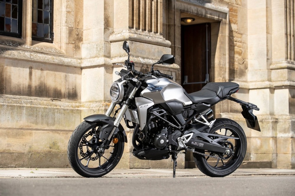 本田cb300r是取代cb300f的车型,同时也是本田neo sports cafe的首批