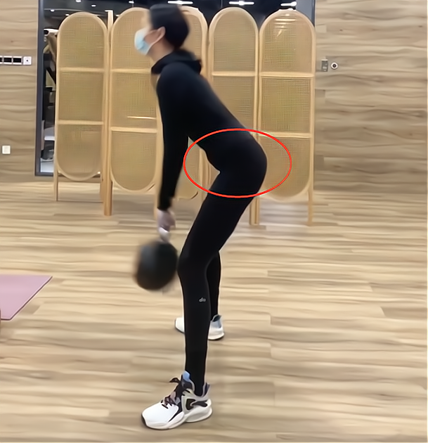 关晓彤罕见晒健身照,一双大长腿太抢镜,好身材全靠练出来的