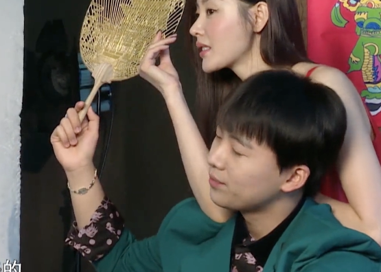 郭麒麟张天爱拍"情侣照",手放位置成最大亮点,这就是德云社素养?