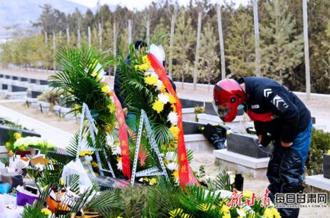 快遞騎手來到陳紅軍烈士墓前敬獻鮮花代為祭奠.