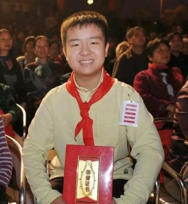 还记得"五道杠少年"和"不屑弟"?他们现状如何?说出来别不信