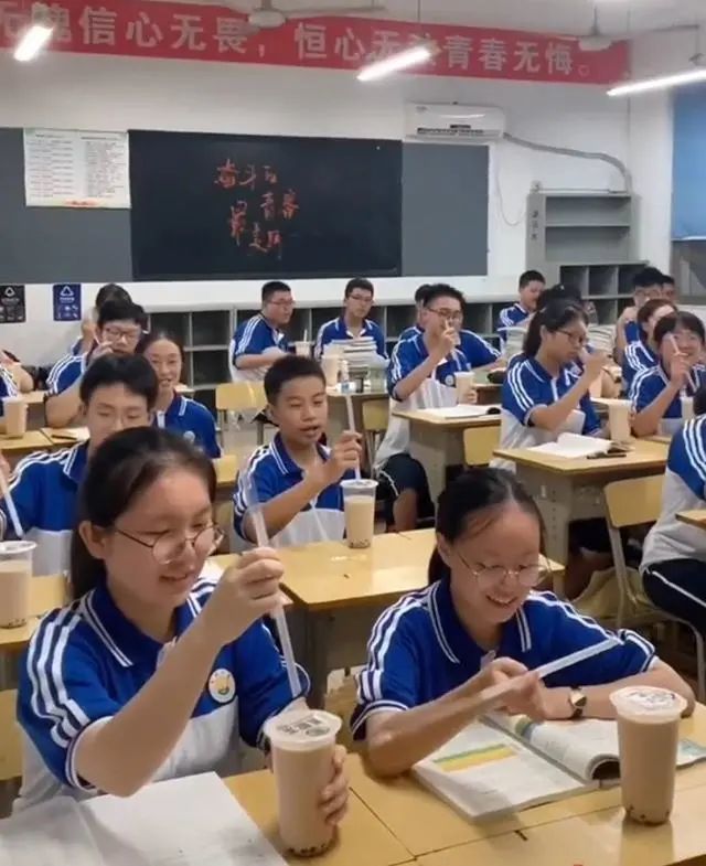老师请全班同学喝奶茶唯独一男生没有该男生机智应对笑翻全场