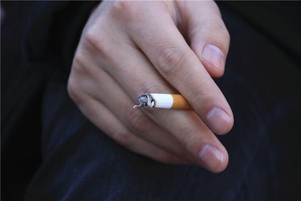 吸烟|吸烟会危害到喉咙？想要正常的说话，以下情况占有一个都要戒烟