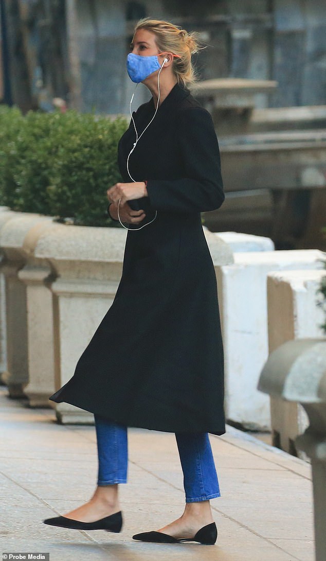 39岁伊万卡重返纽约穿平底鞋身姿仍挺拔两辆特勤车陪同