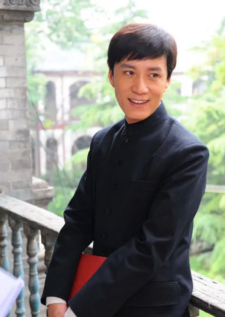 58岁冯远征近照曝光,黑眼圈重引担忧,与梁丹妮相爱28年无子