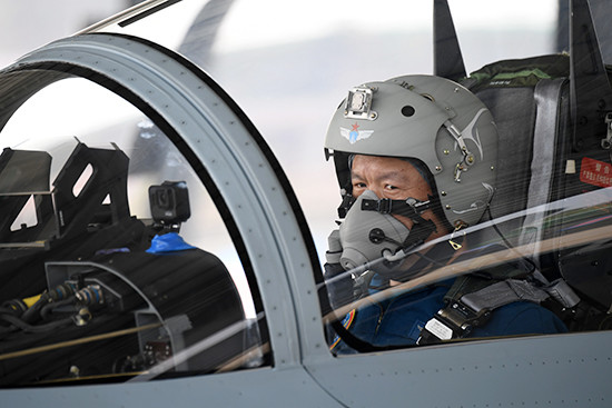 历经生死考验,一等功飞行员王建东重返蓝天_腾讯新闻