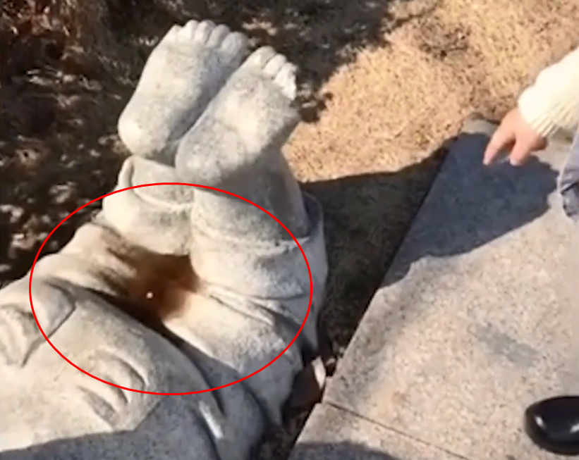 2岁萌娃将石雕臀部积水误认为拉裤兜网友看完有味道了