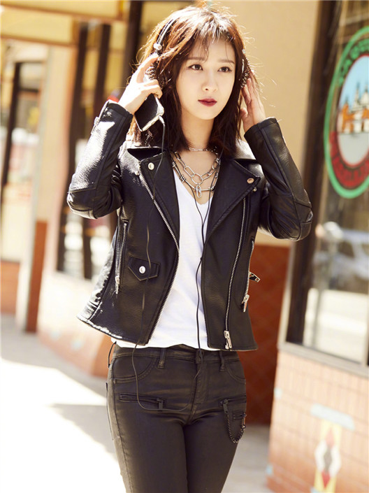 29岁杨紫气质好,衬衫配牛仔裙穿出清瘦感,网友:太美了!