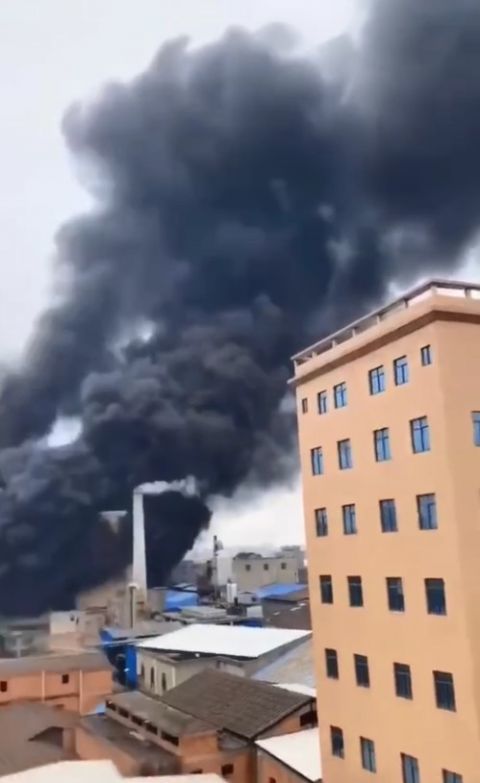 长乐区金峰附近一厂房突发火灾脱困女工一身漆黑