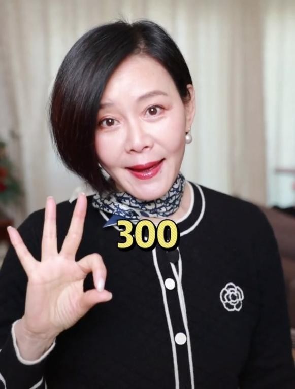 57岁骆达华住双层豪宅,老婆带上千丝巾好贵气,零花钱数目曝光!