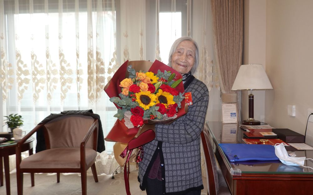 98岁的夏森老人,荣获全国脱贫攻坚楷模荣誉称号.