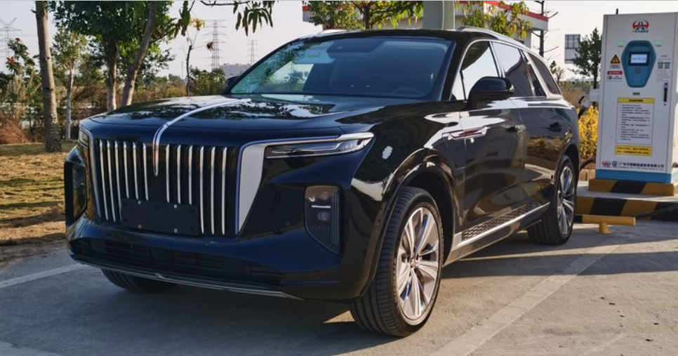 据悉这是2021款红旗e-hs9 旗·享 六座版,整个车看起来很霸气,尤其是