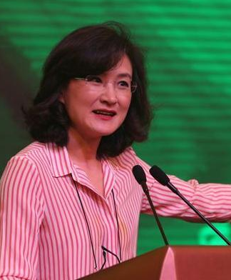 也是从幕后逐渐转向台前,这个时候也是成为了《东方之子》的一名记者
