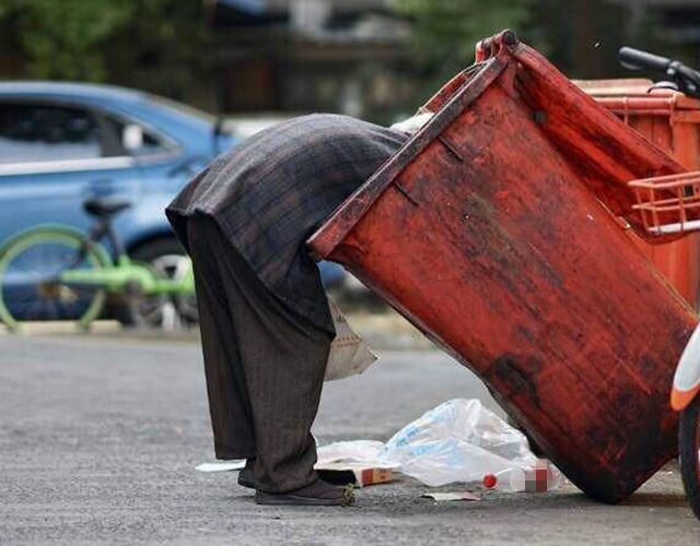 儿女很孝顺父母却过着翻垃圾箱的生活迷惑行为中藏着辛酸