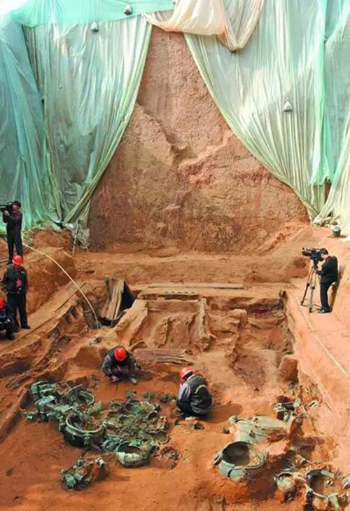 因为考古队挖出了大小盗洞20多个,这20多个盗洞至少代表了郭庄楚墓