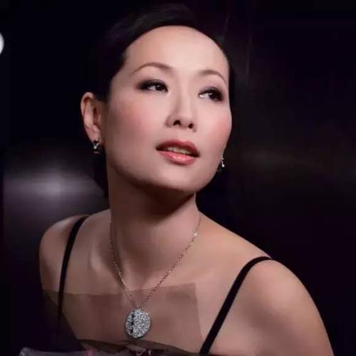 占据她整个心扉的,是陪在她身边良久的陈国熹