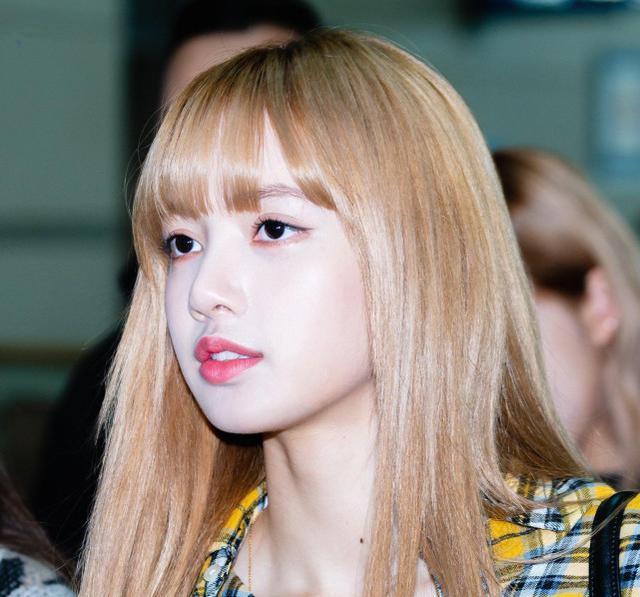 lisa高颜值51cm细腰和大长腿被称为人间芭比肩部却不完美