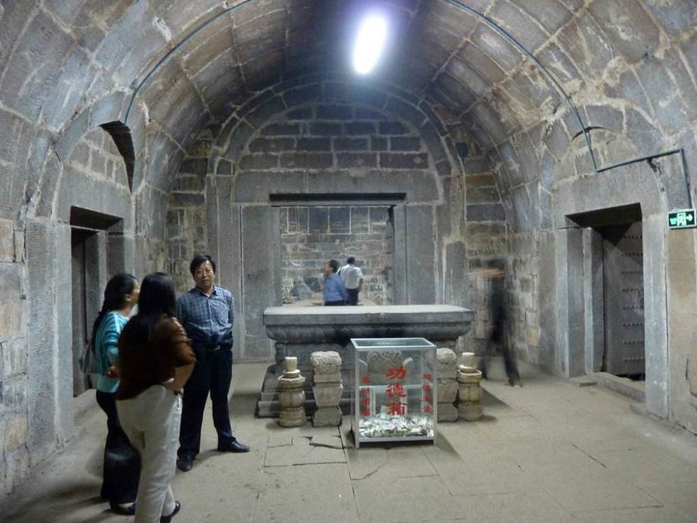 万历弟弟墓中为何躺着一个宫女?专家揭开谜团,真相令人震撼