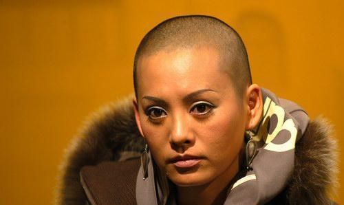 霸气退团48岁宁静一直很豪横曾剃光头进男厕怒扇猥琐男导演