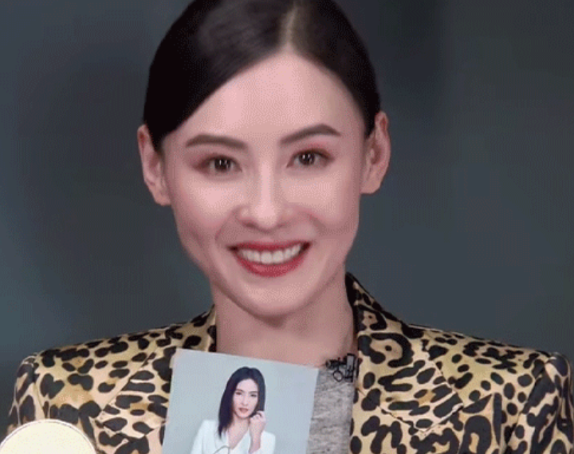 张柏芝亮相直播,当镜头放大给她特写时,终于看出她已经40岁了_腾讯