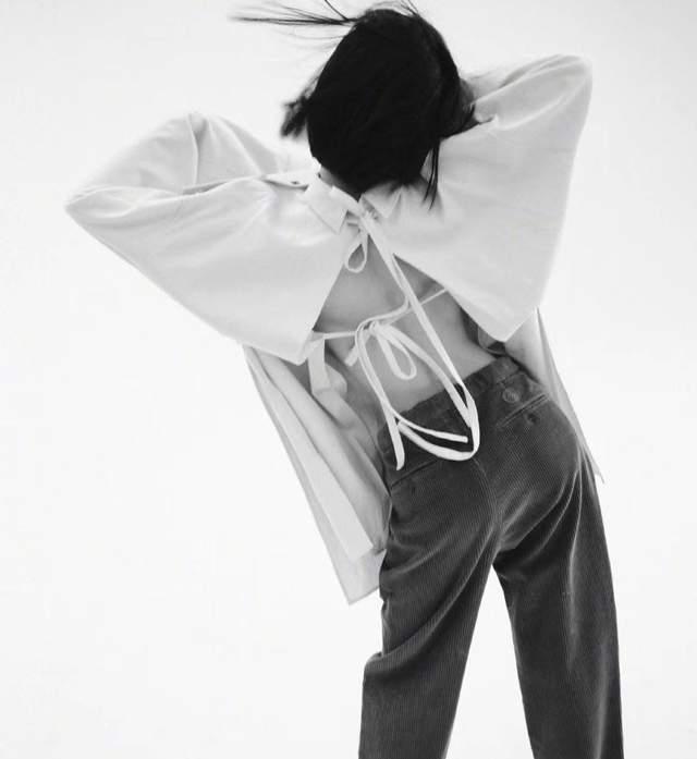 倪妮裹着一件"露背"衬衫来到镜头前,虽说没有露出正脸,但是凭借背影就