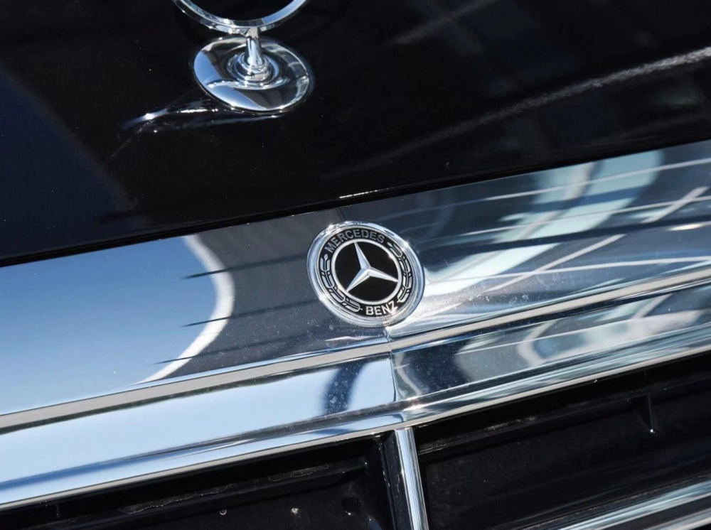 奔驰的车标就比较简单,一个立体的三角星,外观不仅看着大气典雅,从