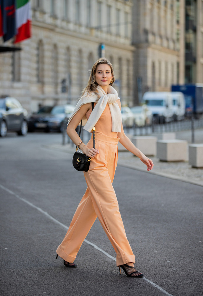mandy bork街拍:max mara珊瑚色背心 阔腿裤_腾讯新闻