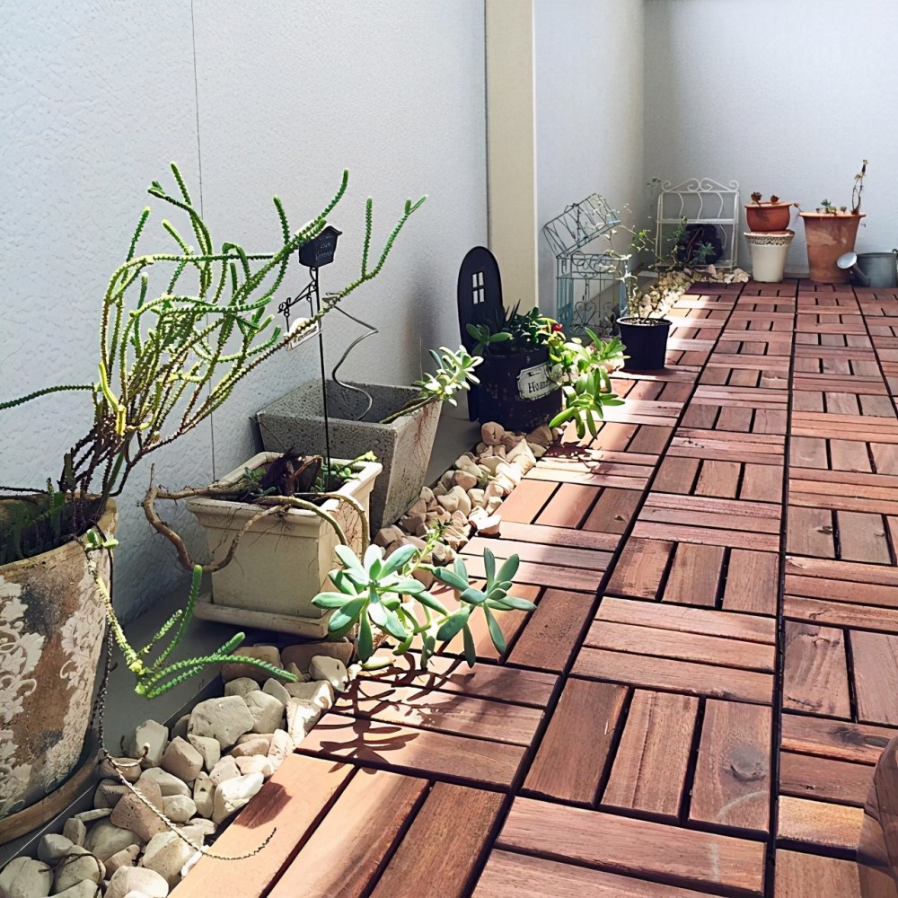 你家的阳台别就知道瓷砖用鹅卵石搭配防腐木效果更时尚